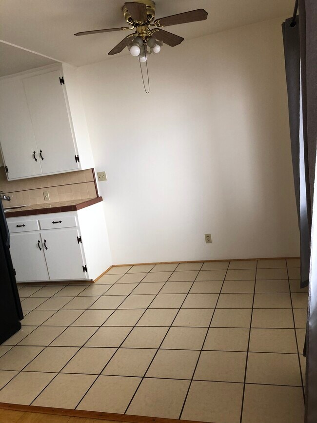 dining area - 1030 N Stanley Ave