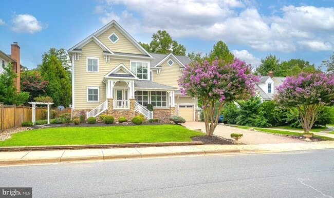 Building Photo - 5905 Lone Oak Dr