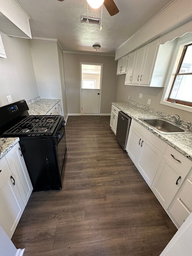 Building Photo - House for rent!