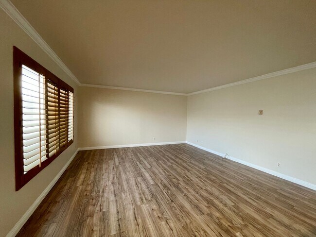 Building Photo - Amazing one bedroom Condo in Long Beach! J...