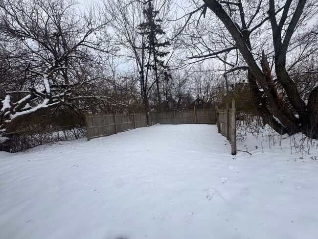 Foto del edificio - Charming 3-Bedroom Property in Prime Location (Section 8 Vouchers Accepted)