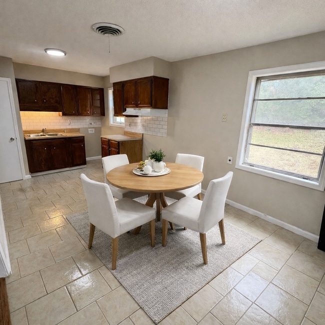 Building Photo - 5050 Long Branch Dr