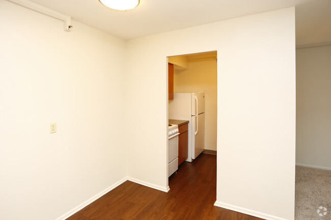 1BR, 1BA - 608 SF - Parqwood Apartments