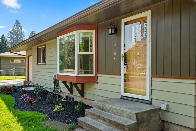 Foto del edificio - South Hill Corner Lot 5 Bed 1 Bath updated...