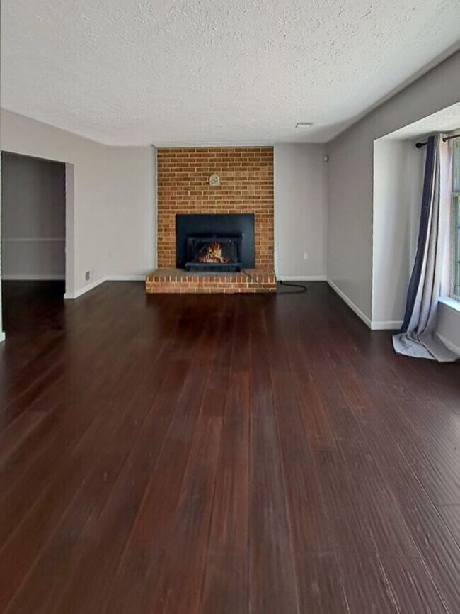 Foto del edificio - Two Story SFH with Large Back Yard, 1-Car ...