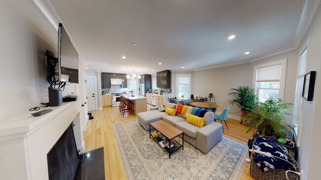 Foto del edificio - 3Br/2Bth, Great location! Walk to T, parks, reservoir.