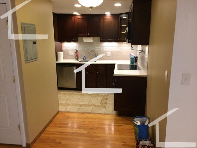 Building Photo - 6/1 Renovated 2BR condo, w/d in unit, on B...