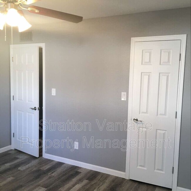 Building Photo - 860 N Stapley Dr