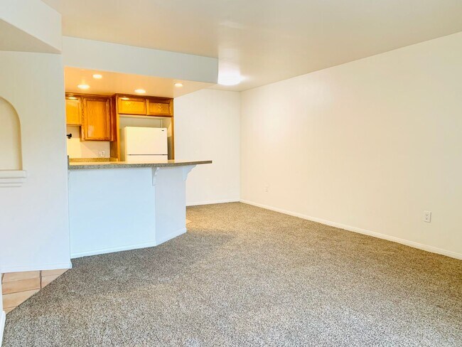 Building Photo - Coastal 2BD/1BA Condo Available in Point L...