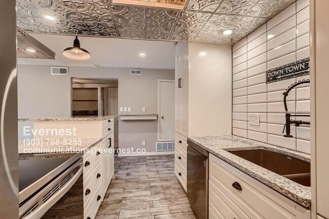 Building Photo - 8335 Fairmount Dr