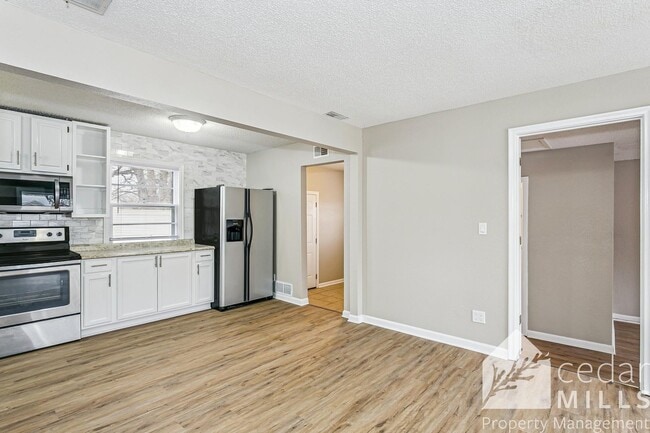 Building Photo - Large 3 Bedroom Ranch by South High