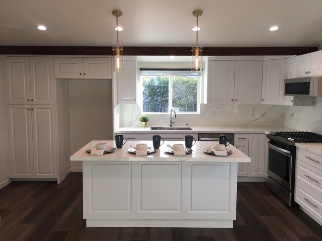 Foto del edificio - 10022 Kester Ave