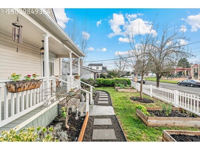 Foto del edificio - 310 N School St