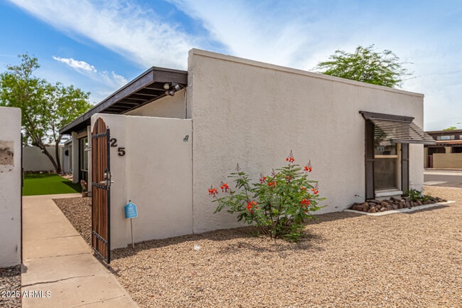 Building Photo - 425 W Pebble Beach Dr
