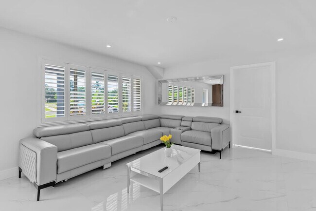 Foto del edificio - 871 NW 23rd Terrace