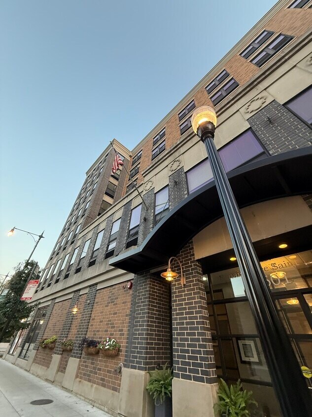 Foto principal - 1501 W Belmont Ave