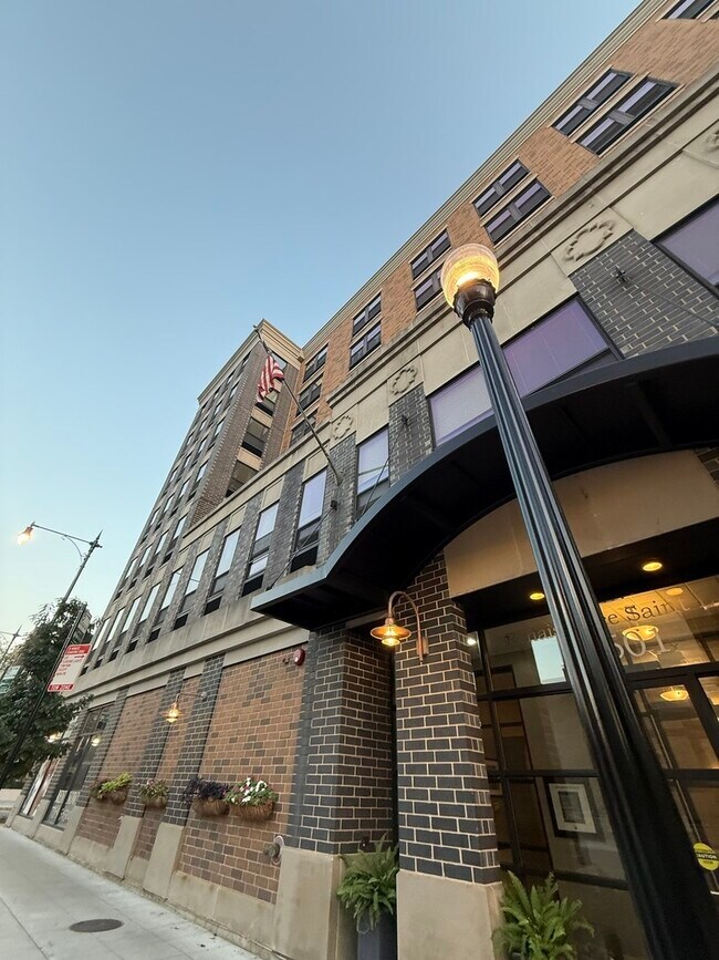 Building Photo - 1501 W Belmont Ave