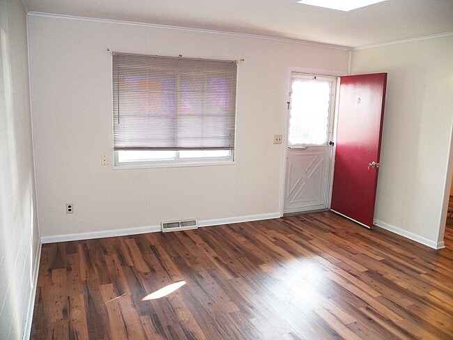Living - 4005 Cleveland Rd E