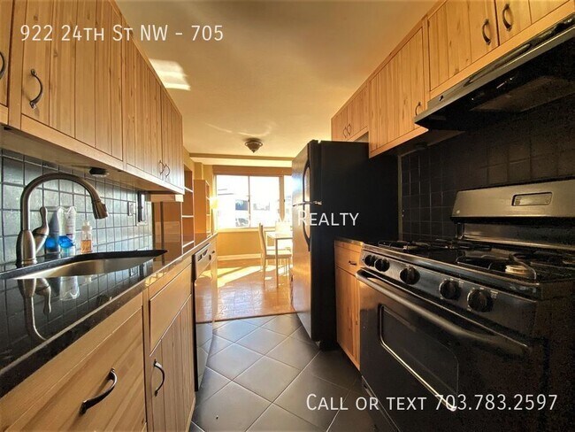 Building Photo - 922 24th St NW