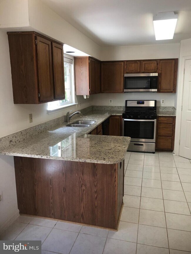 Building Photo - 5621 Sherborne Knolls