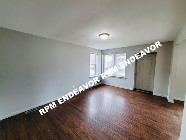Building Photo - Comfy and Spacious 4 bedroom  Available now!