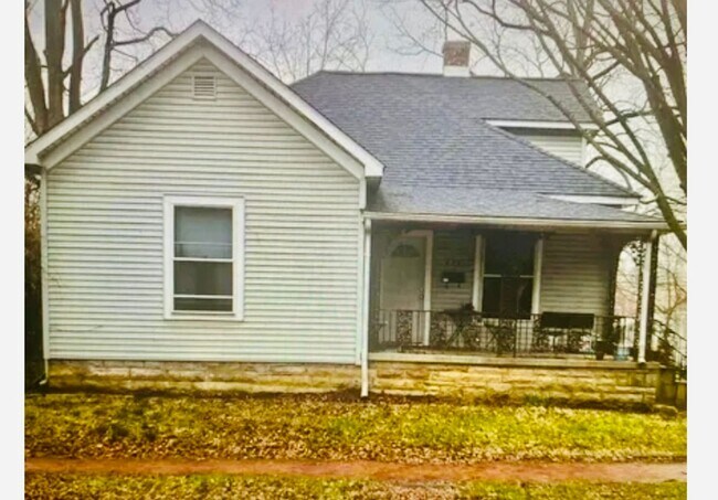 Building Photo - Newley Renovated 4BR - 2BA - South Campus!
