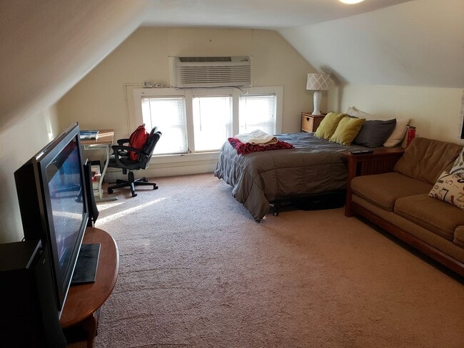 Building Photo - Huge House!! 2 Kitchens + 2 Sets of Washer...