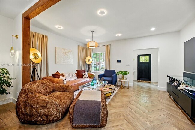 Building Photo - 1363 Biarritz Dr