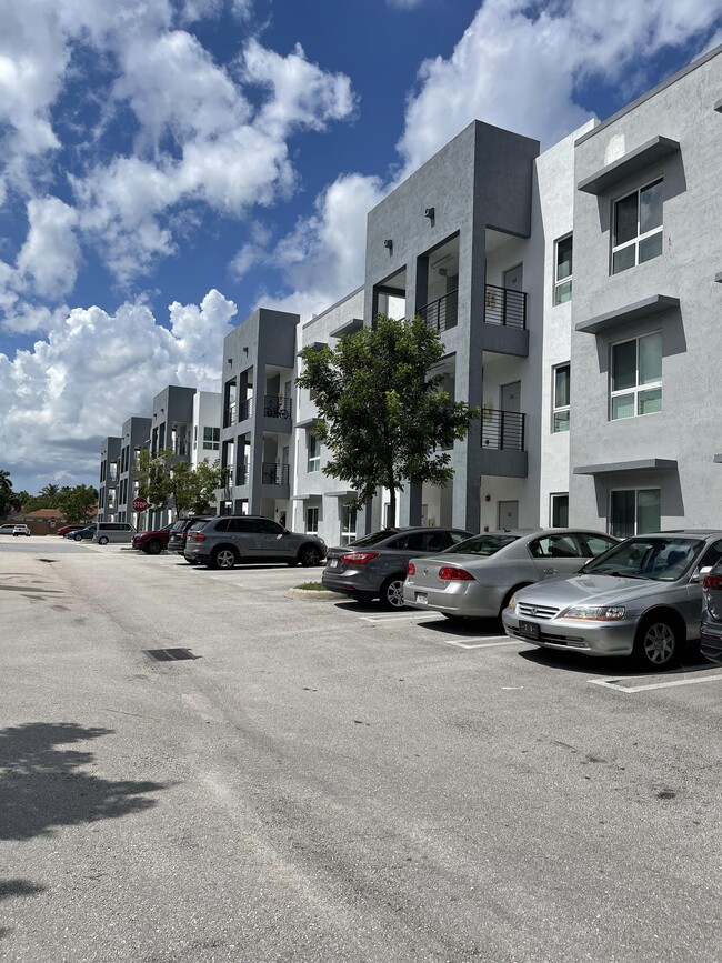 Building Photo - 5901 NW 182nd Ln
