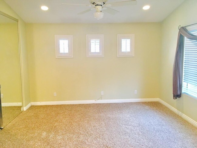 Building Photo - 2 Walnut Dr