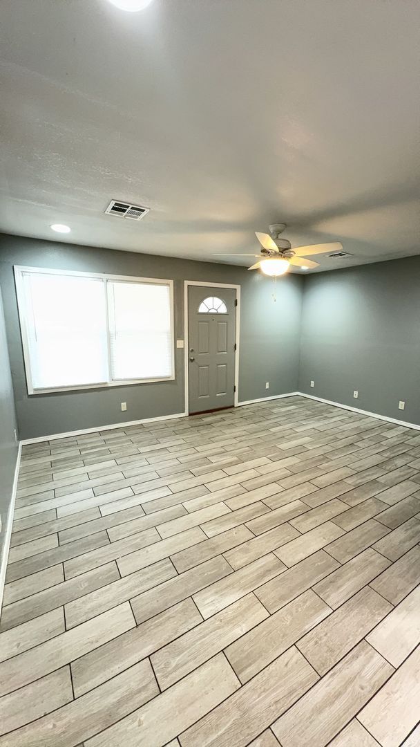 Foto del edificio - 2621 W Maine St