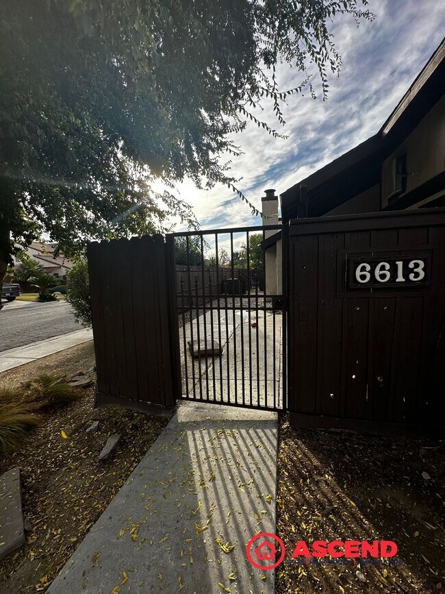 Foto del edificio - Charming Condo Located in HOA!