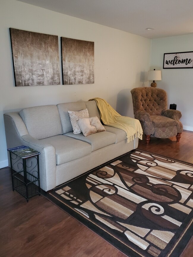 Living Room - 626 Heatherton Vlg