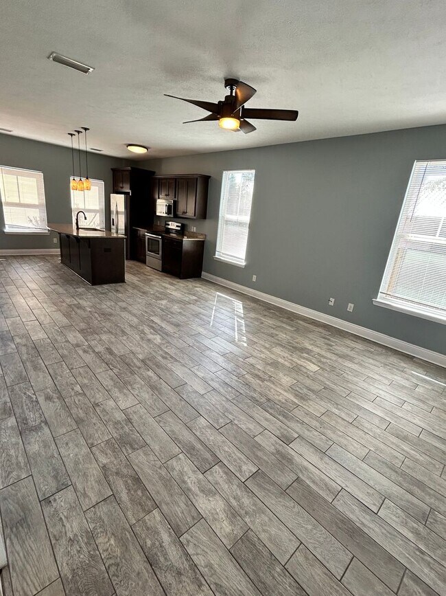 Foto del edificio - 664 Helen Ave