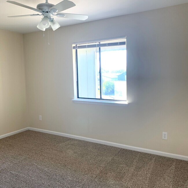Foto del edificio - COMPLETELY UPDATED 2 Bedroom 1.5 bath town...