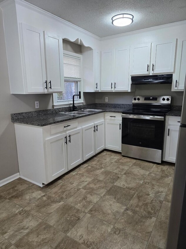 Foto principal - 3 bedroom 2 bath located off of Cherokee i...