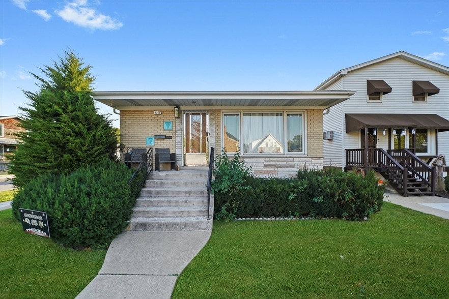 Primary Photo - 3353 N Ozanam Ave