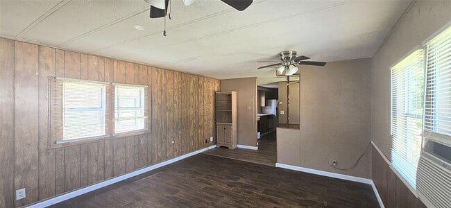 Building Photo - 854 Queenswood St