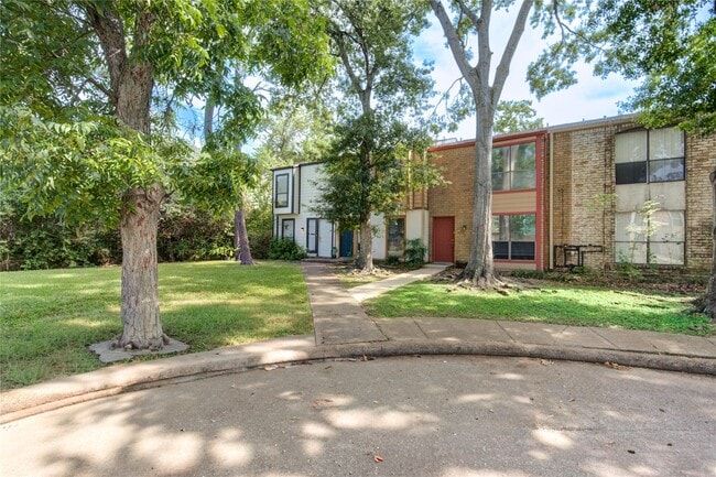 Building Photo - 2420 Miramar Ct