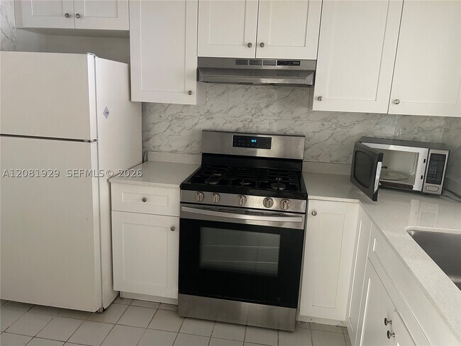 Foto del edificio - 18111 NW 68th Ave