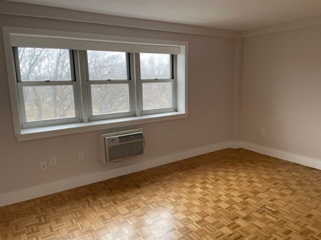 Large sunny bedroom - 1070 Kennedy Blvd