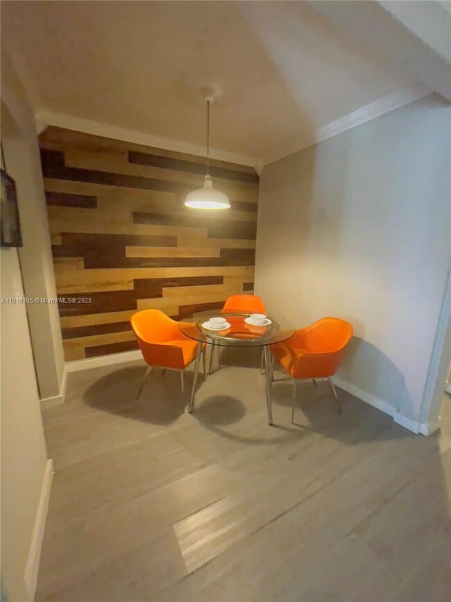 Foto del edificio - 7710 Harding Ave