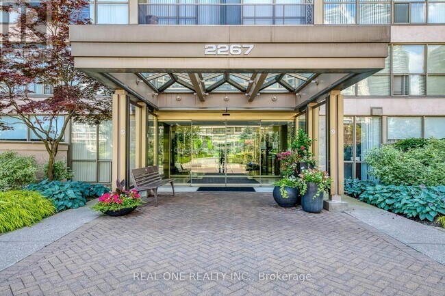 Photo du bâtiment - 2267 Lake Shore Blvd W