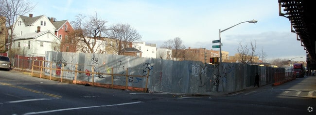 Primary Photo - 3035 White Plains Rd