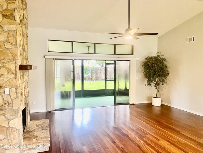 Building Photo - 523 Deerfield Dr