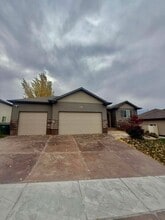 Building Photo - 2749 Hillview Dr