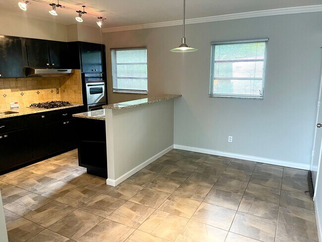 Foto del edificio - Stop Commuting with this 2-bedroom condo