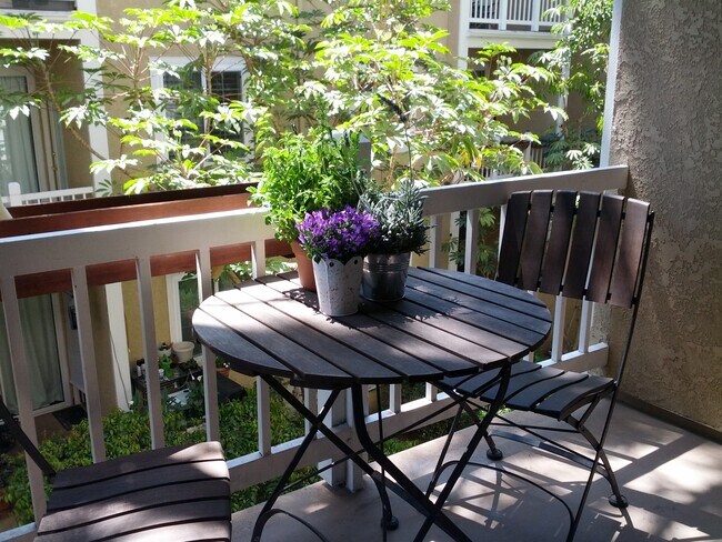 Foto del edificio - 8505 Gulana Ave