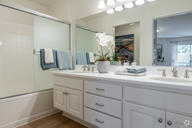 Geneva - 1BR, 1BA - 883SF - Bathroom - St. Moritz