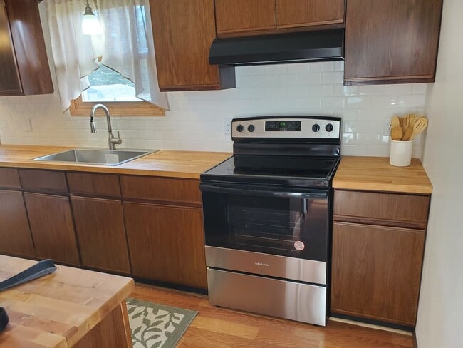 Building Photo - 1162 George St